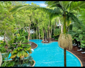 Luxury 2 Bed Palm Cove Unit, Pool & Ocean Views from Third Floor